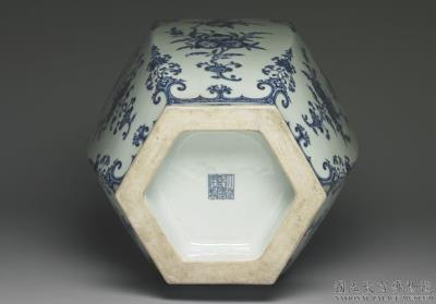 图片[3]-Hexagonal vase with floral decoration in underglaze blue, Qing dynasty, Qianlong reign (1736-1795)-China Archive